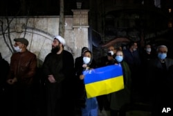 ابراز همدردی جمعی از ایرانیان با مردم اوکراین در برابر سفارت این کشور در تهران. شنبه ٧ اسفند ۱۴۰۰