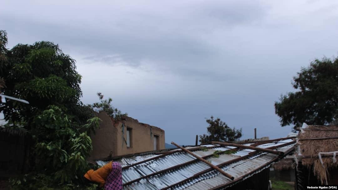  Inzu yasenywe n'imvura ivanze n'umuyaga mu Lusenda