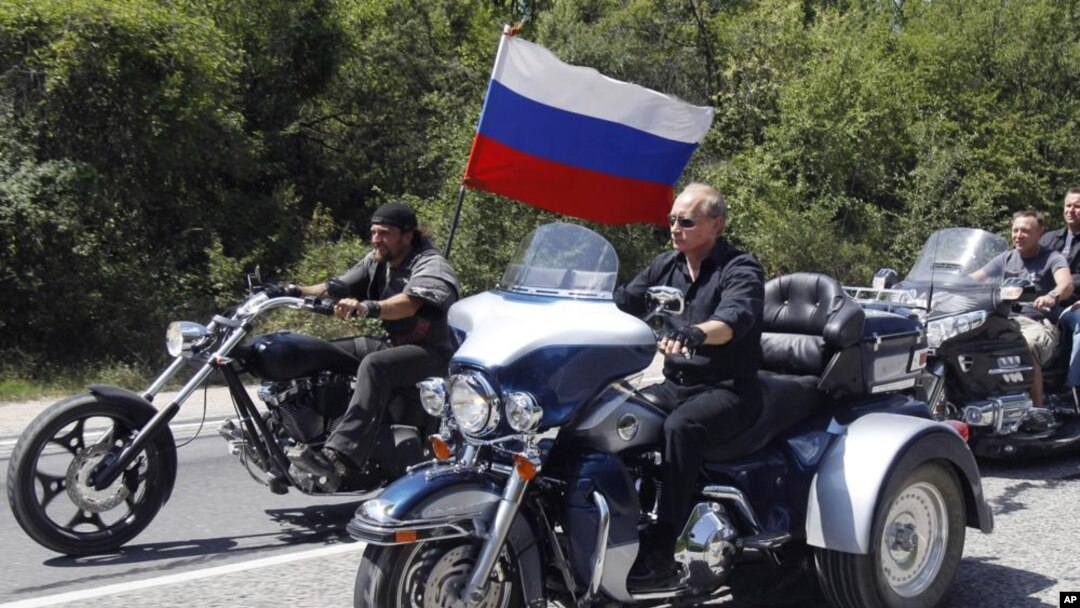 ARHIVA - Ruski predsednik Vladimir Putin na Harli Dejvidsonu (Foto: AP/Sergei Karpukhin/Pool)