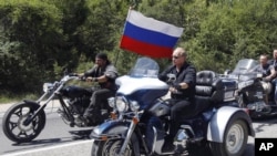 ARHIVA - Ruski predsednik Vladimir Putin na Harli Dejvidsonu (Foto: AP/Sergei Karpukhin/Pool)