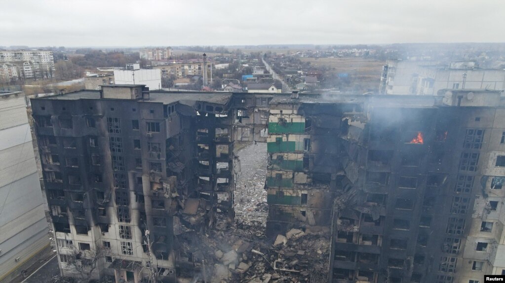 在乌克兰基辅地区的博罗迪安卡城，一栋住宅楼被炮击摧毁。 (2022 年 3 月 3 日)(photo:VOA)