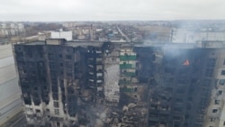 在乌克兰基辅地区的博罗迪安卡城，一栋住宅楼被炮击摧毁。 (2022 年 3 月 3 日)