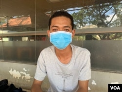 លោក ភាព ឆេងមេង និស្សិតឆ្នាំទី៣ផ្នែកអគ្គិសនី នៅវិទ្យាស្ថានបច្ចេកវិទ្យាកម្ពុជា ផ្តល់សម្ភាសន៍ដល់ VOA នៅថ្ងៃទី២៧ ខែកុម្ភៈ ឆ្នាំ២០២២។ (កាន់ វិច្ឆិកា/វីអូអេ)