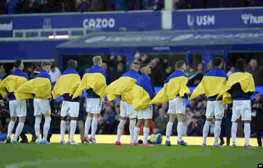 تیم فوتبال اورتون انگلیس روز شنبه پیش از بازی با مچستر سیتی با پرچم اوکراین در زمین فوتبال حاضر شد. تیم لیورپولی این بازی را یک بر صفر به سیتی باخت.