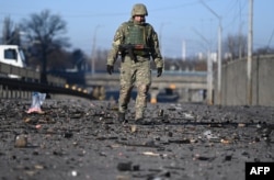 一名乌克兰士兵走过满目疮痍的街道。