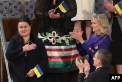 Duta Besar Ukraina untuk AS Oksana Markarova mendapatkan aplaus dari Ibu Negara AS Jill Biden. (Foto: via AFP)