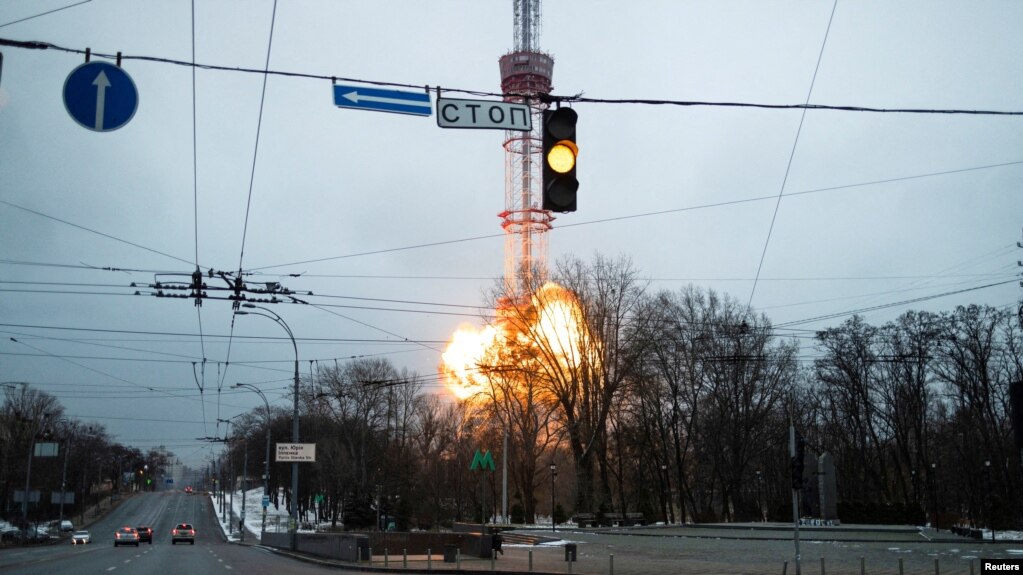 乌克兰首都基辅的一座电视塔遭入侵的俄军炸毁。（2022年3月1日）(photo:VOA)