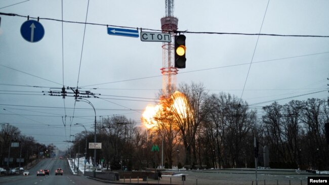 Một tên lửa Nga bắn trúng một tháp truyền hình gần đài tưởng niệm Holocaust tại Kyiv, ngày 1/3/2022. 