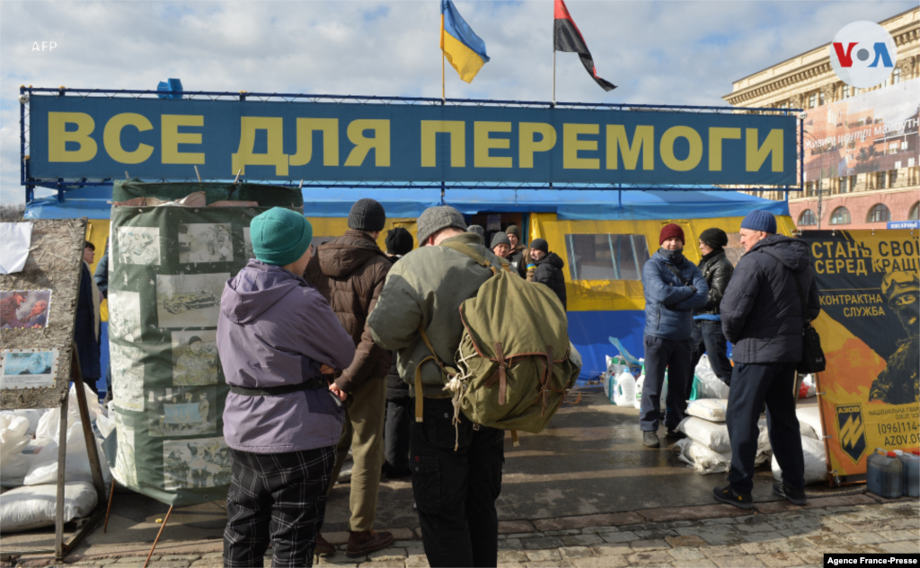 &ldquo;Todo por la victoria&rdquo; dice una pancarta en el centro de recolección donde voluntarios ucranianos recogen alimentos para los afectados por los bombardeos de Járkov.