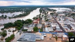 Banjir menggenangi kawasan Maryborough, Australia, Senin, 28 Februari 2022. (Layanan Kebakaran dan Darurat Queensland via AP)