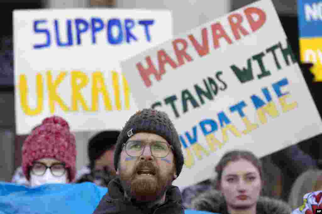 گروهی از دانشجویان دانشگاه هاروارد در شهر بوستون آمریکا روز شنبه در حمایت از مردم اوکراین و علیه پوتین تجمع کردند.