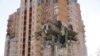 Sebuah gedung apartemen rusak akibat serangan roket di kota Kyiv, Ukraina, Sabtu, 26 Februari 2022. (Foto: AP)