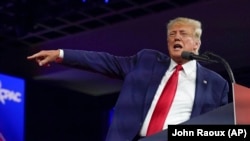 L'ancien président Donald Trump s'exprime lors de la Conférence d'action politique conservatrice (CPAC), samedi 26 février 2022, à Orlando.