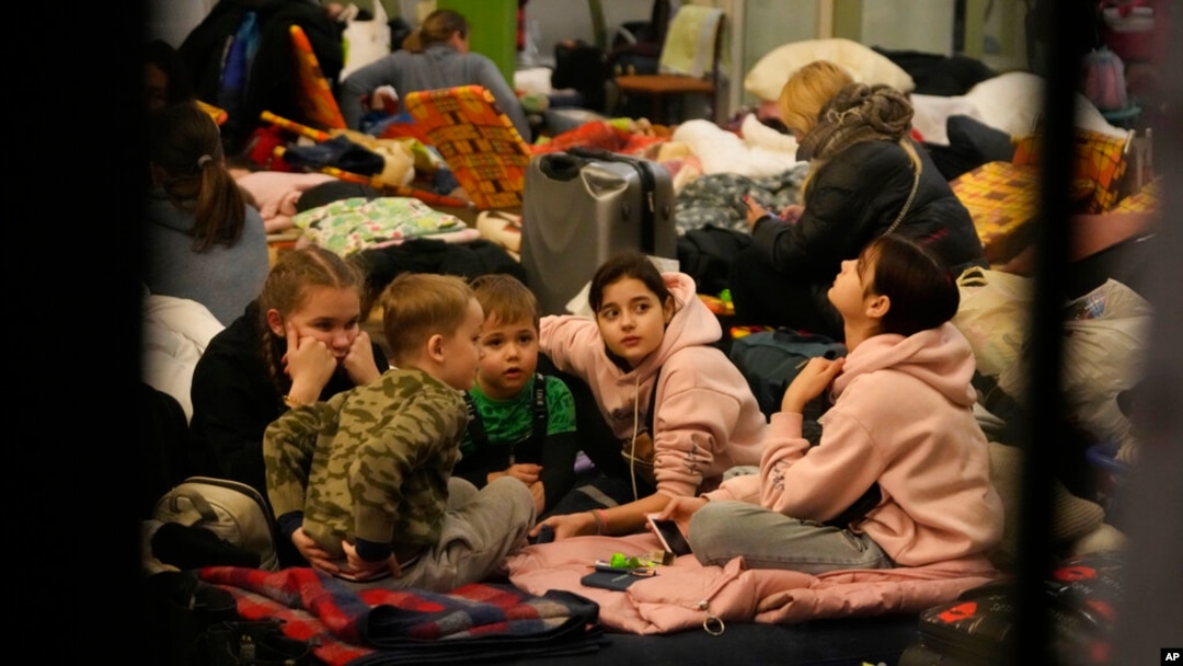 Niños refugiados de Ucrania juegan en un albergue para mujeres y niños en la estación de tren en Przemysl, Polonia, el jueves 3 de marzo de 2022. 