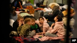 Niños refugiados de Ucrania juegan en un albergue para mujeres y niños en la estación de tren en Przemysl, Polonia, el jueves 3 de marzo de 2022. 