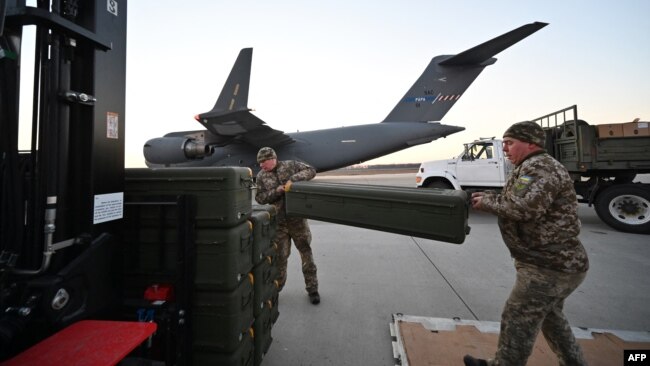 Quân nhân Ukraine nhận tên lửa Stinger của Mỹ được chuyển từ Lithuania đến sân bay Boryspil ở Kyiv hôm 13/2/2022 (ảnh tư liệu). 