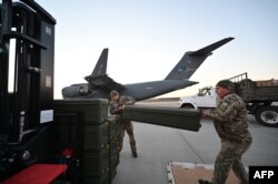 우크라이나군 장병들이 지난 2월 수도 크이우(러시아명 키예프) 시내 공항에 도착한 미국산 스팅어 대공미사일을 운반하고 있다.