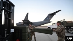 烏克蘭士兵在基輔的一個機場搬運美製FIM-92型便攜式毒刺防空導彈。 （2022年2月13日）