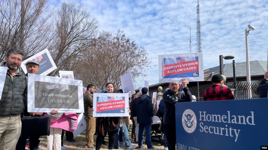 维吾尔人聚集华盛顿，要求美国政府给予他们政治庇护(photo:VOA)