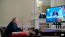 فائل فوٹو - روس کے صدر ولادیمیر پوٹن 14 اکتوبر 2021 کو سینٹ پیٹرزبرگ، روس میں یوریشین اکنامک یونین کے سربراہی اجلاس میں ویڈیو کانفرنس کے ذریعے خطاب کر رہے ہیں۔