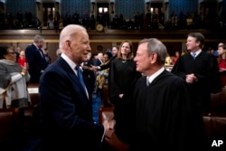 조 바이든(왼쪽) 미국 대통령이 1일 첫 국정연설을 위해 의회 본회의장에 입장하면서 존 로버츠 대법원장과 악수하고 있다.