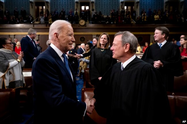 조 바이든(왼쪽) 미국 대통령이 1일 첫 국정연설을 위해 의회 본회의장에 입장하면서 존 로버츠 대법원장과 악수하고 있다.