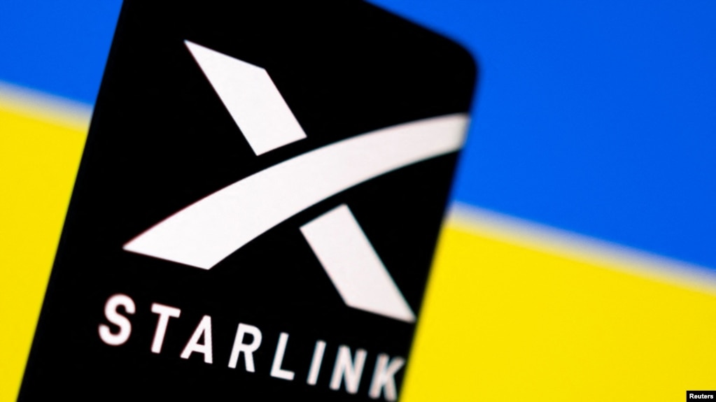 卫星互联网服务星链（Starlink）的商标，配图背景为乌克兰国旗。(photo:VOA)