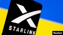 智能手机上展示背景为乌克兰国旗的星链标识。-路透社资料照。