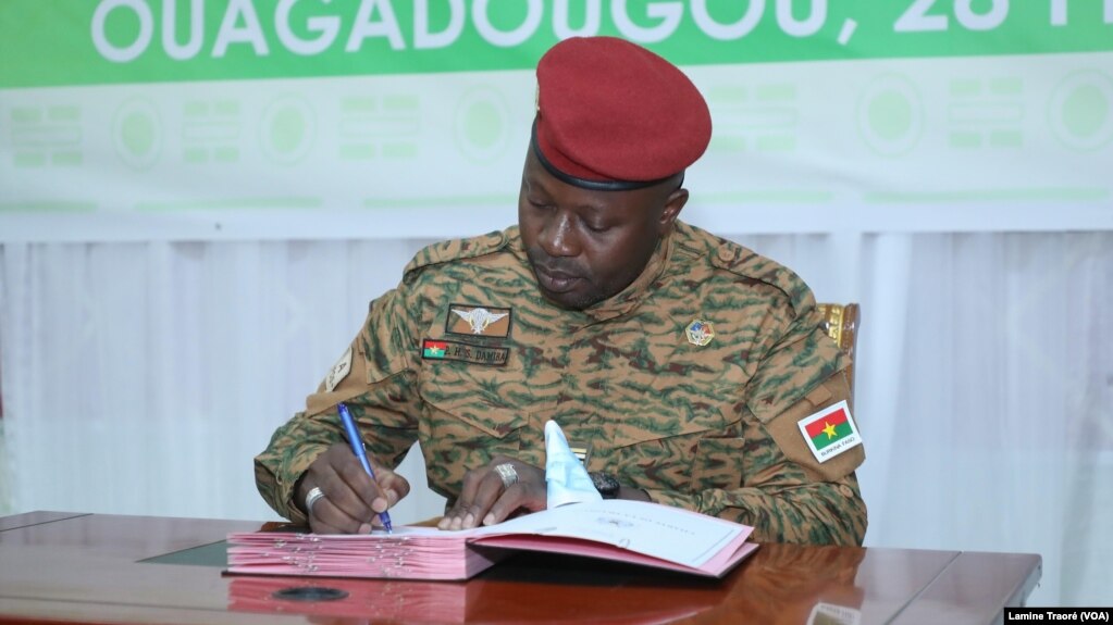 Le Lieutenant-colonel Paul-Henri Damiba signant la Charte de la Transition, Ouagadougou, le 1er mars 2022. (VOA/Lamine Traoré)<br />
