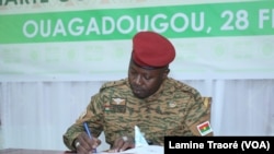 Paul-Henri Damiba signe la charte de la transition à Ouagadougou.