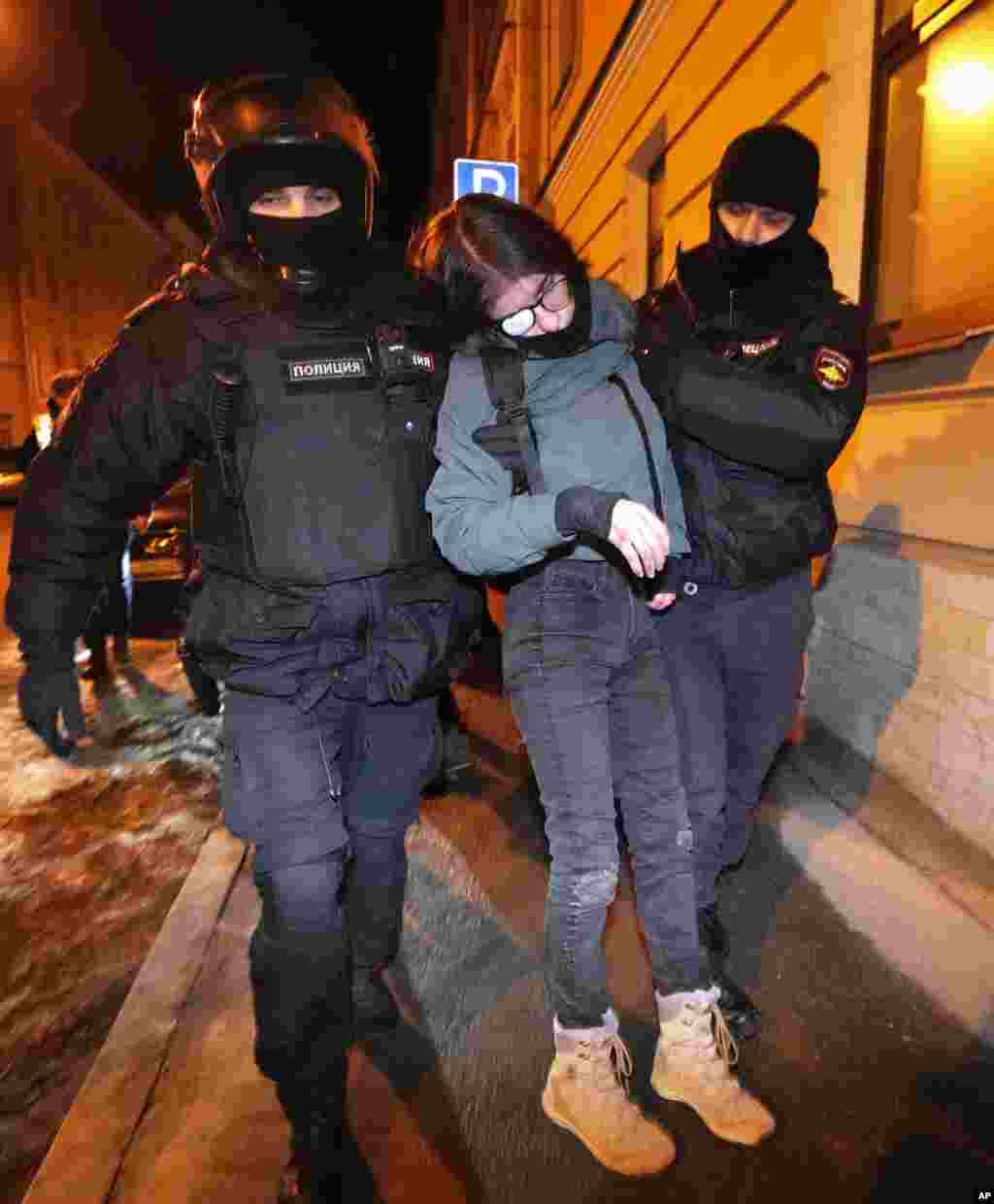 Policías cargan a un manifestante que perdió el conocimiento mientras estaba detenido en una protesta contra el ataque de Rusia a Ucrania, en San Petersburgo, Rusia, el lunes 28 de febrero de 2022. [Foto AP]