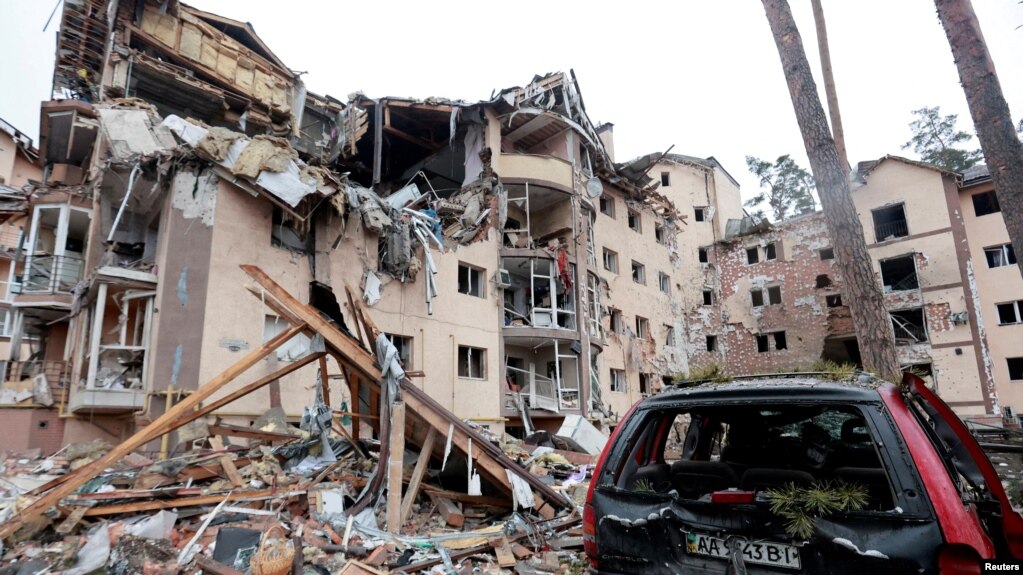 乌克兰基辅地区伊尔平市的一栋住宅楼被俄军炮击摧毁。（2022 年3月2日）(photo:VOA)