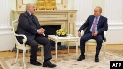 រូបឯកសារ៖ ប្រធានាធិបតី​រុស្ស៊ី លោក Vladimir Putin (ស្ដាំ) ជជែក​ពិភាក្សា​ជាមួយ​នឹង​សមភាគី​បេឡារុស​របស់​លោក គឺ​លោក​ប្រធានាធិបតី Alexander Lukashenko ក្នុង​អំឡុងពេល​នៃ​ជំនួប​របស់​ពួកគេ​ទាំង​ពីរ​នៅ​វិមាន​ក្រឹមឡាំង ក្នុង​ទីក្រុង​មូស្គូ ប្រទេស​រុស្ស៊ី ថ្ងៃទី១៨ ខែកុម្ភៈ ឆ្នាំ២០២២។