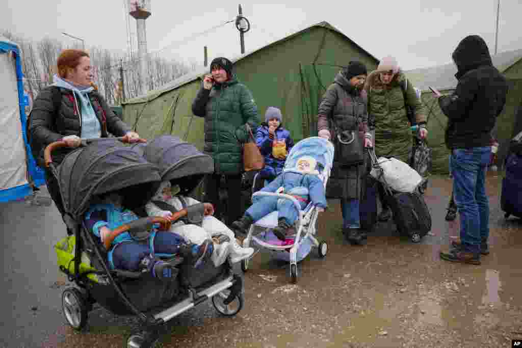 اوکراینی&zwnj;ها پس از عبور از مرز مولداوی (۲ مارس ۲۰۲۲)