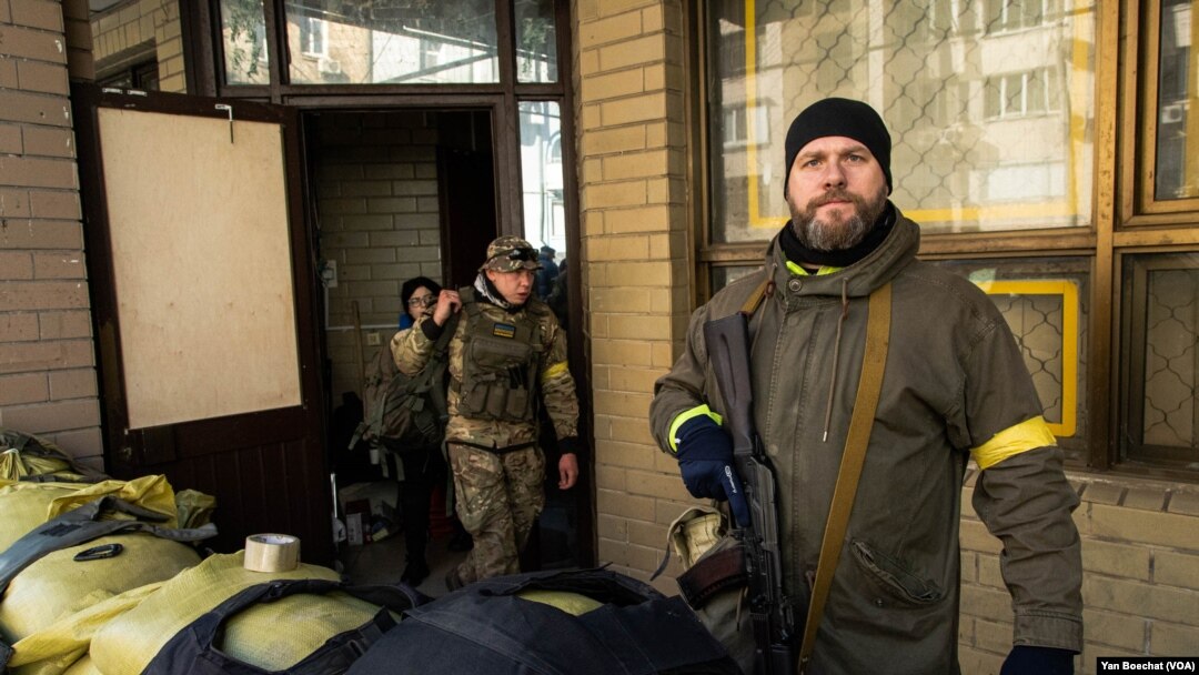 Warga sipil di Kyiv, Ukraina, ikut mempersenjatai diri dalam upaya "bela negara" menghadapi serangan pasukan Rusia. 