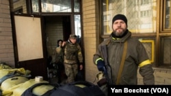 Civili u Kijevu naoružavaju se za borbu sa ruskim snagama, uz podršku svoje vlade, 25. februara 2022.