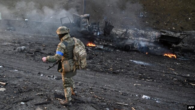 2月26日在乌克兰首都基辅与俄罗斯突袭部队作战后，一名乌克兰军人在寻找未爆炸的炸弹。