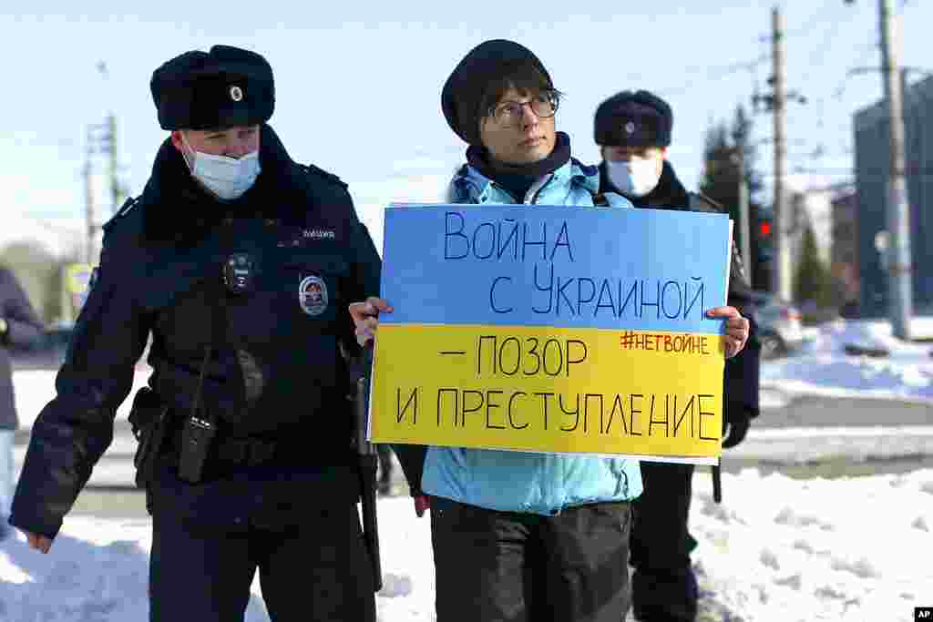 La policía detiene a un manifestante con un cartel en el que se lee &quot;la guerra con Ucrania es una vergüenza y un crimen&quot;, durante una acción contra el ataque de Rusia a Ucrania en Omsk, Rusia.