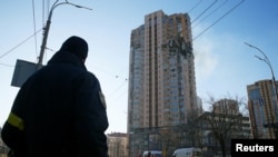 Фото багатоквартирного будинку в Києві, що постраждав від обстрілів, Киїі, 26 лютого 2022 року