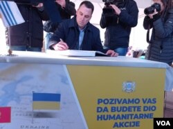 Gradonačelnik Podgorice Ivan Vuković tokom akcije prikupljanja pomoći za Urajinu (Foto: VOA)