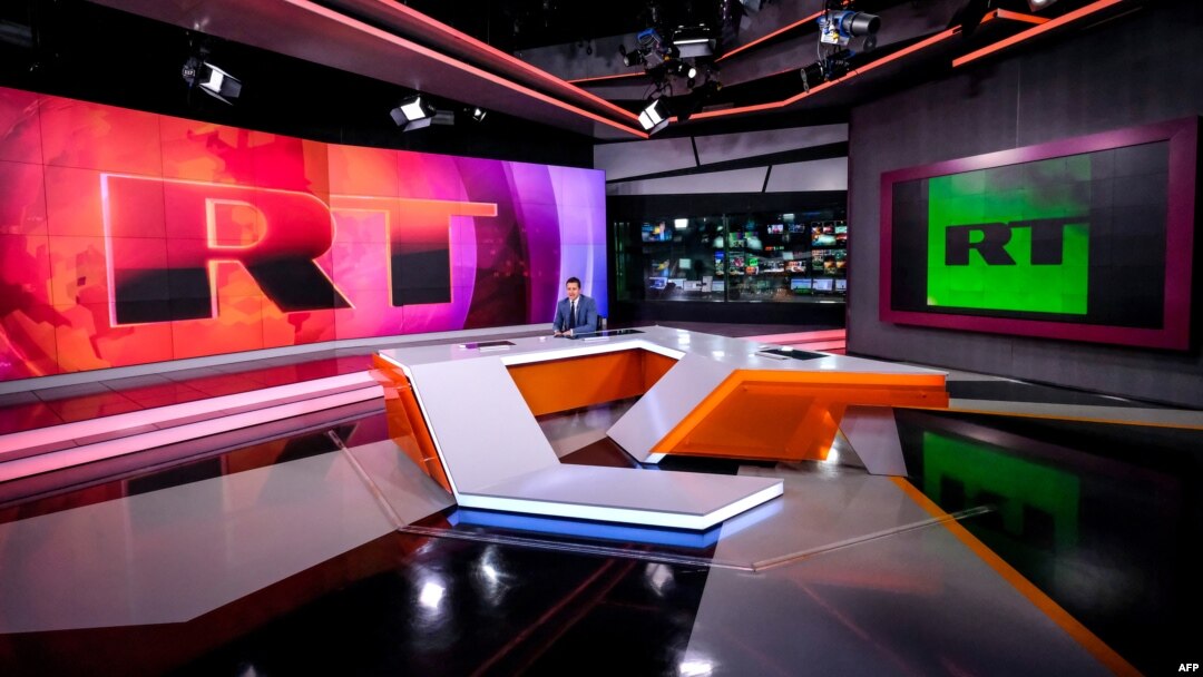Ведущий телеканала RT (ранее Russia Today) в студии телекомпании в Москве, 8 июня 2018 года