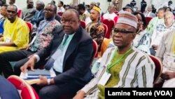 Des participants aux Assises nationales: Ablassé Ouédraogo, acteur politique et Luc Adolphe Tiao, homme politique, ancien Premier ministre de Blaise Compaoré, Ouagadougou, le 1er mars 2022. (VOA/Lamine Traoré)