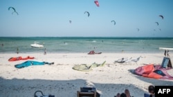 Des plans sont à l'étude pour évacuer les touristes ukrainiens bloqués à Zanzibar vers des pays comme la Pologne. (AFP)