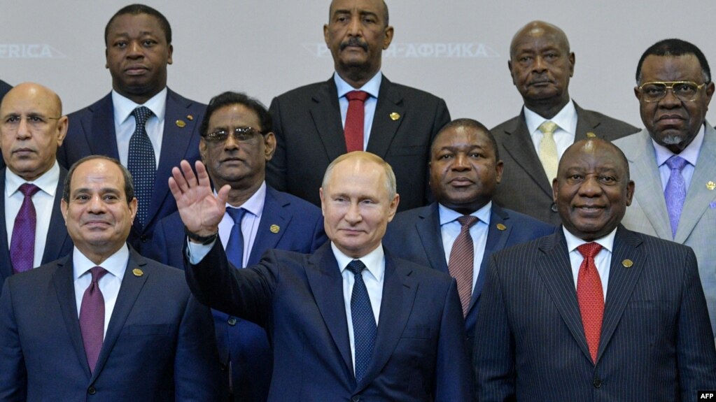 Abaperezida ba Afrika mw'ifoto na Prezida Vladimir Putin i Sochi, kw'itariki ya 24/10/2019