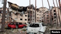 Sebuah bangunan tempat tinggal di kota Irpin di wilayah Kyiv, Ukraina, hancur saat invasi Rusia ke Ukraina berlanjut, 2 Maret 2022. (Foto: Reuters)