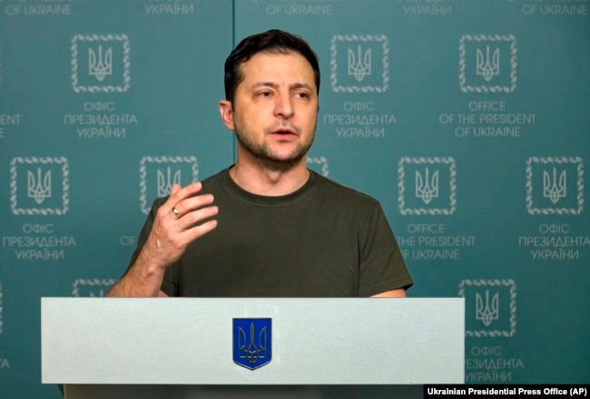 El presidente ucraniano Volodymyr Zelenskyy durante un mensaje a la nación el 27 de febrero de 2022.