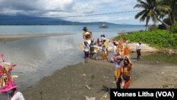 Upacara Melasti oleh umat Hindu di tepi pantai desa Toini, Kecamatan Poso, Pesisir, Kabupaten Poso, Sulawesi Tengah. Senin, (28/2/2022) (Foto: VOA/Yoanes Litha)