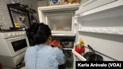 Estela explica que la mayoría del dinero que recibe en remesas lo usa para comida y vivienda. Foto Karla Arévalo, VOA.