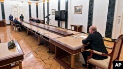 俄罗斯总统普京在克里姆林宫主持经济工作会议。（2022年2月28日）