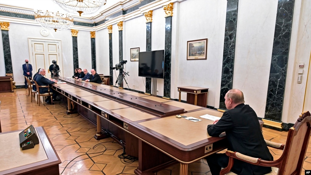 TT Putin trong một phiên họp với cố vấn kinh tế tại Moscow, 28 tháng Hai.